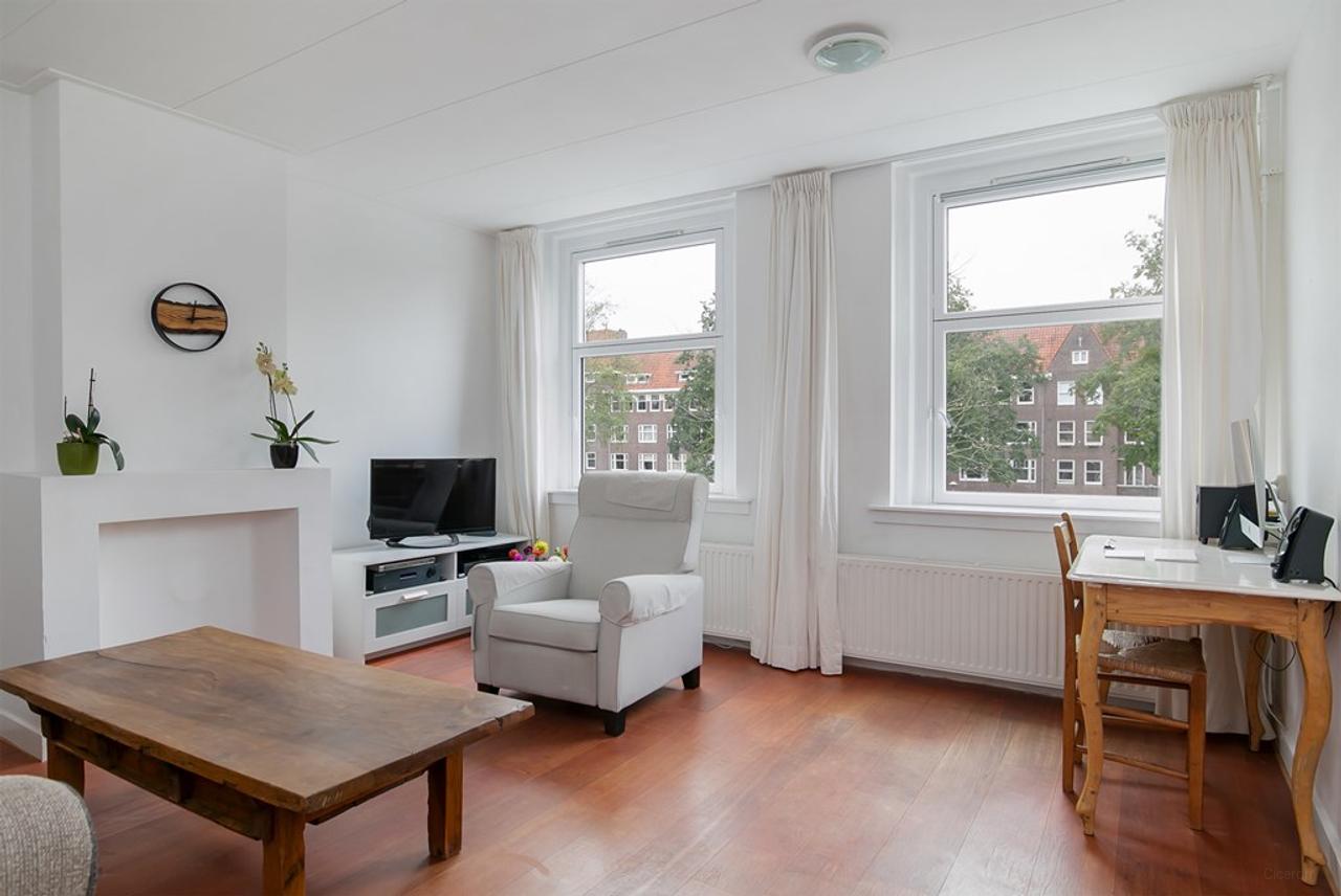 Canal-side living with balcony in De Baarsjes - Image 1