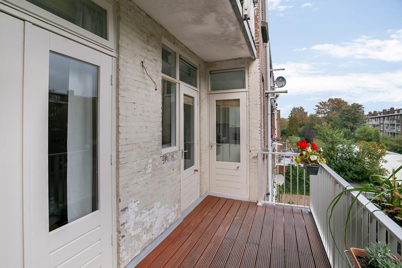 Canal-side living with balcony in De Baarsjes - Image 12