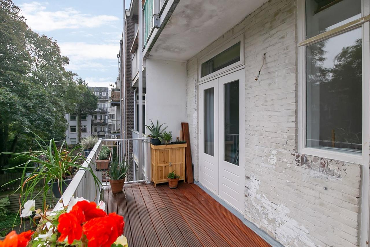 Canal-side living with balcony in De Baarsjes - Image 17