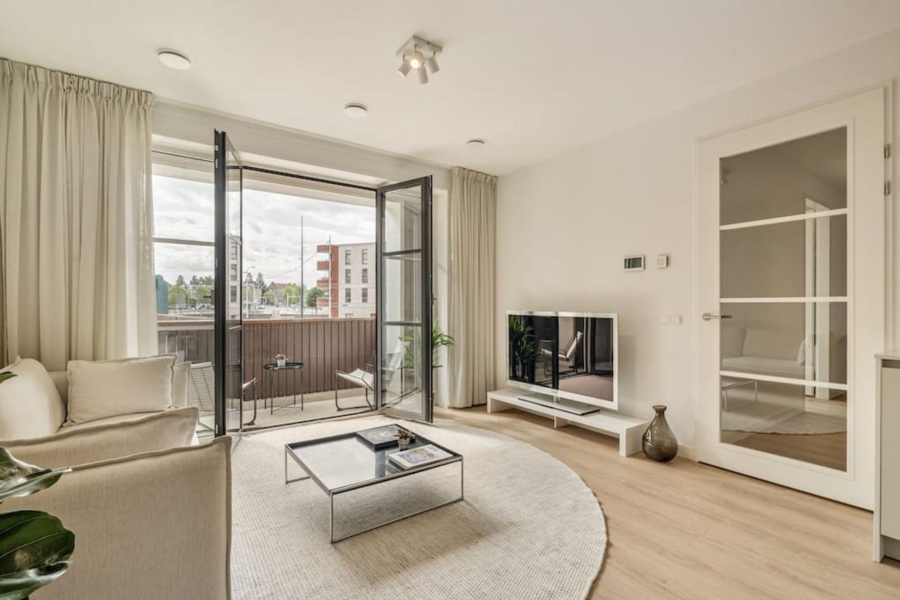 Bright 3-room apartment on the water - Image 3