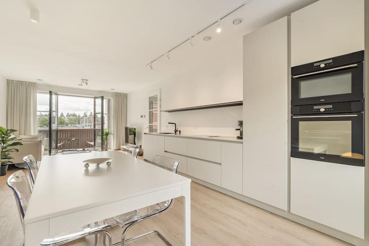 Bright 3-room apartment on the water - Image 6
