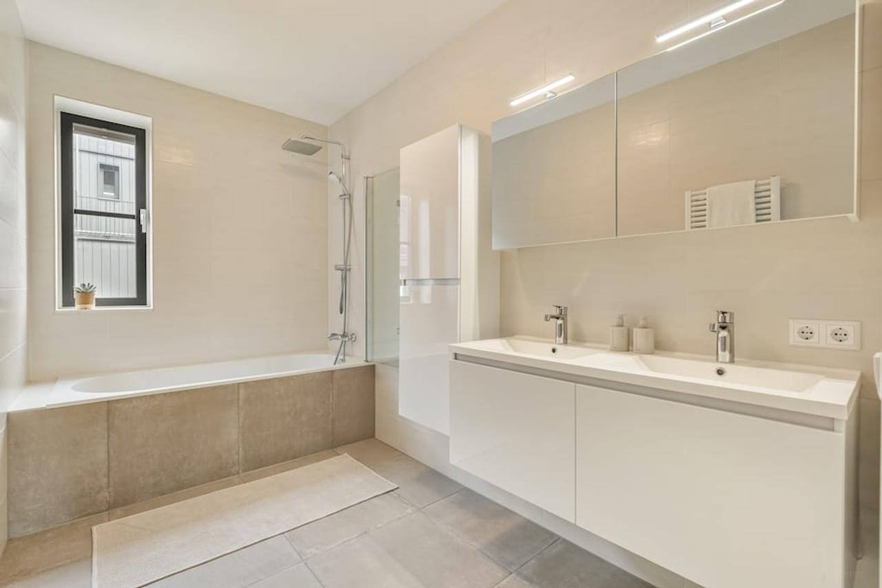 Bright 3-room apartment on the water - Image 14