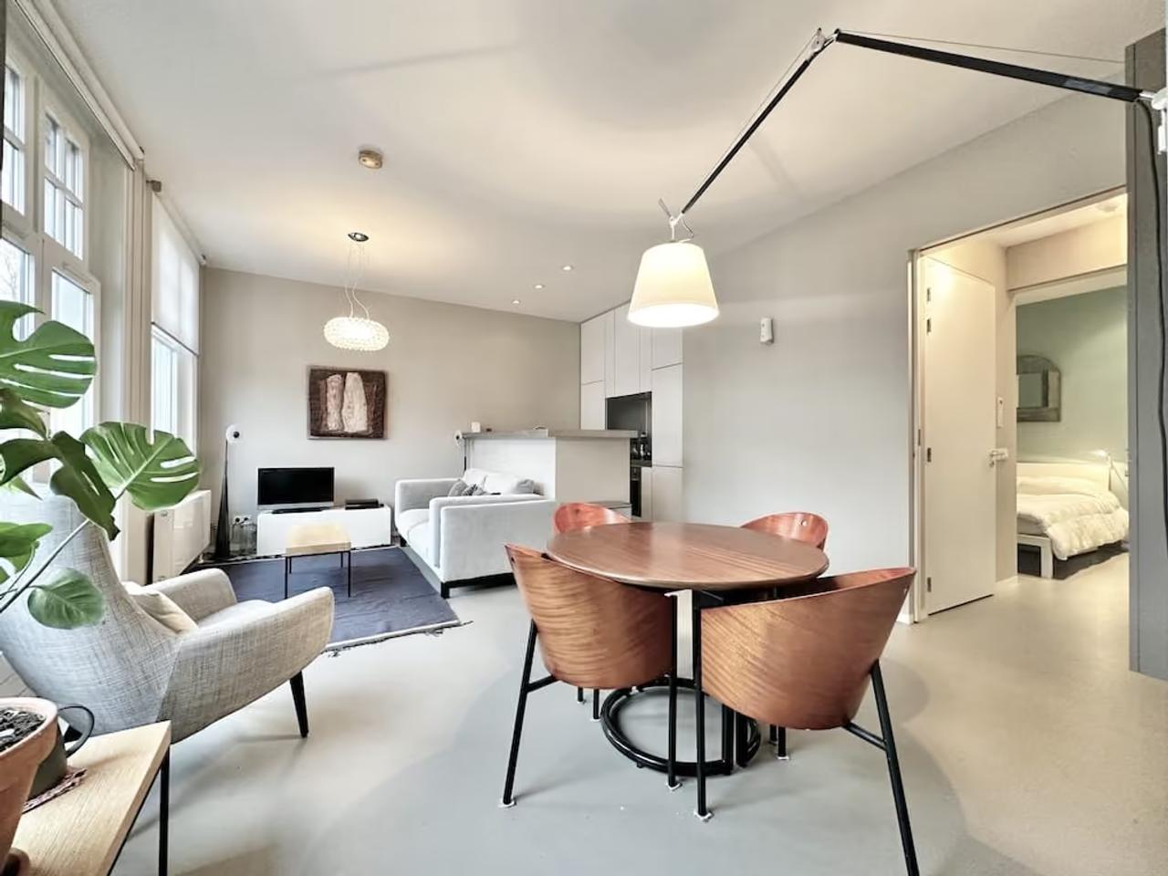 Gemeubileerd 2-kamerappartement met balkon - Afbeelding 1