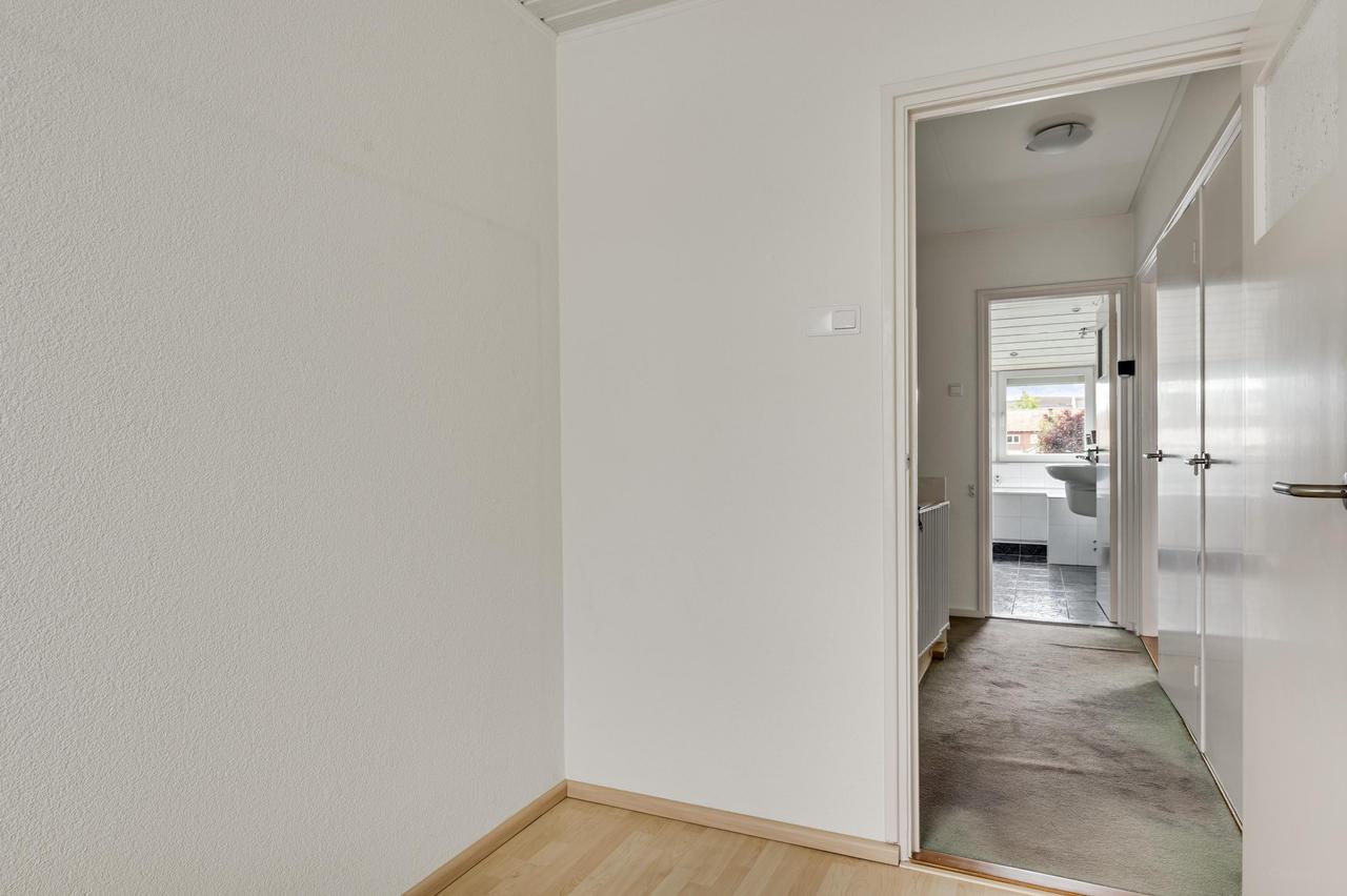 4-slaapkamer huurwoning met tuin en garage - Afbeelding 18