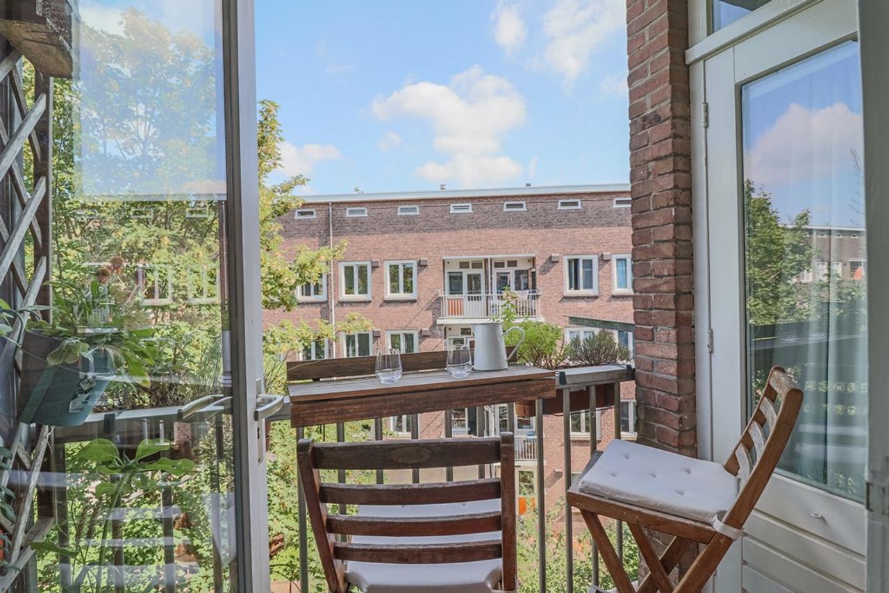 Split-level Apartment with Roof Terrace East - Image 7