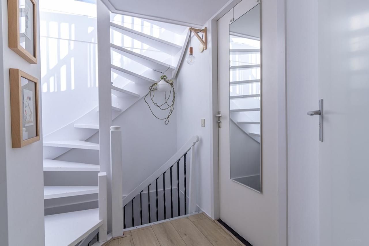 Split-level Apartment with Roof Terrace East - Image 19