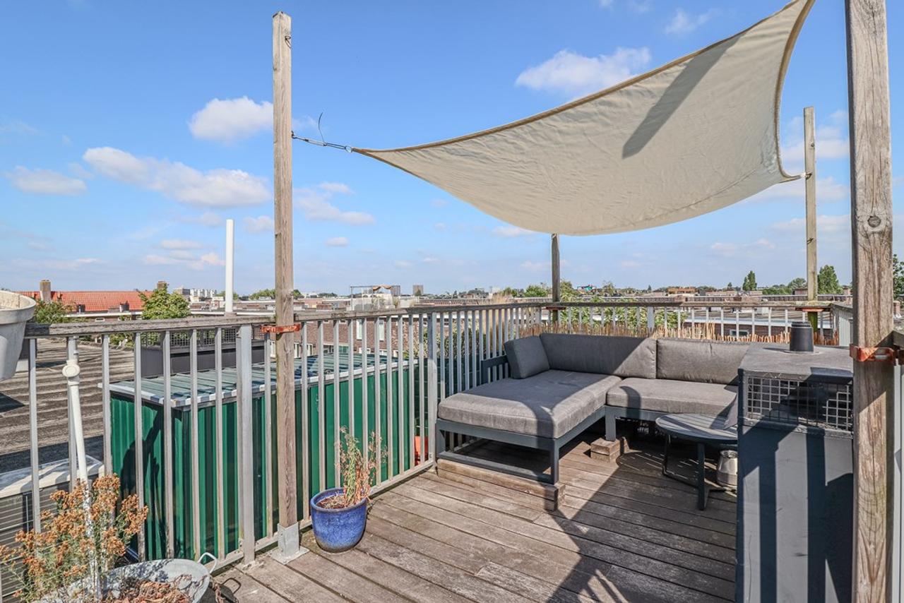 Split-level Apartment with Roof Terrace East - Image 22