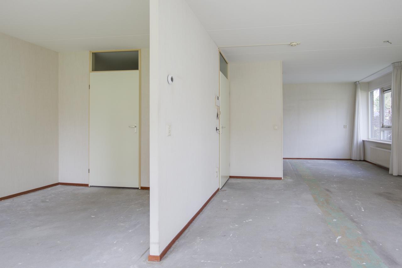 Senior apartment with balcony and lift - Image 3