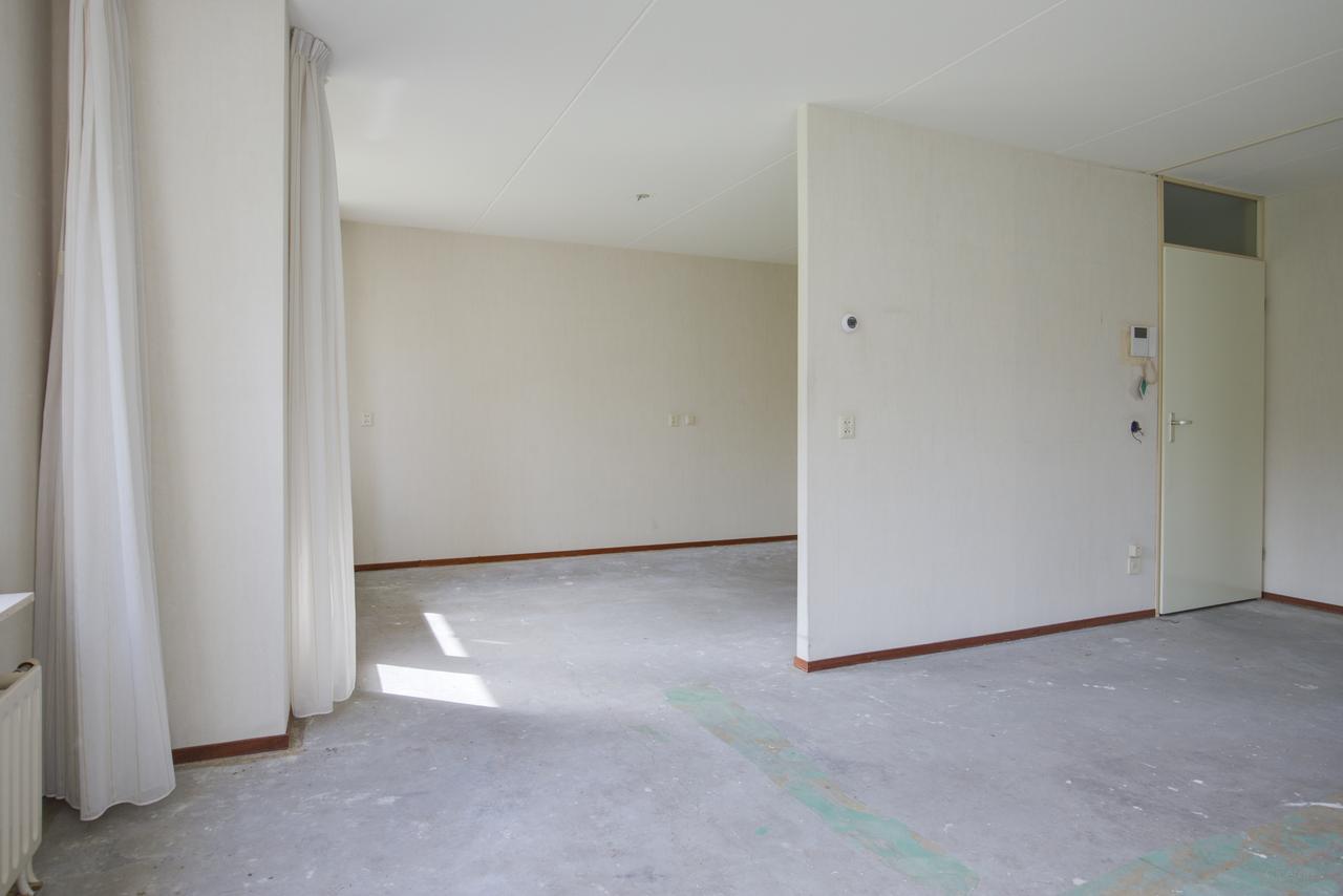 Senior apartment with balcony and lift - Image 4