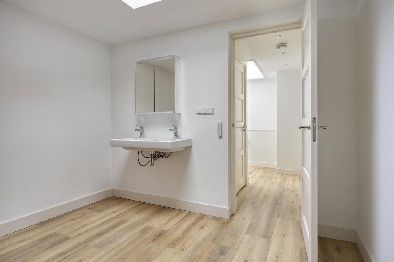 Bright 2-bedroom apartment with terrace in South - Image 12