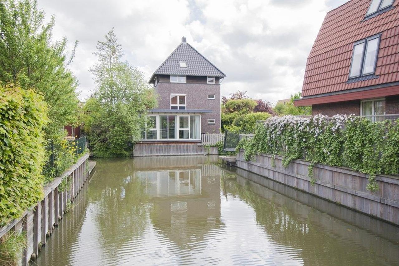 Vrijstaande villa aan het water in Oosteinde - Afbeelding 1