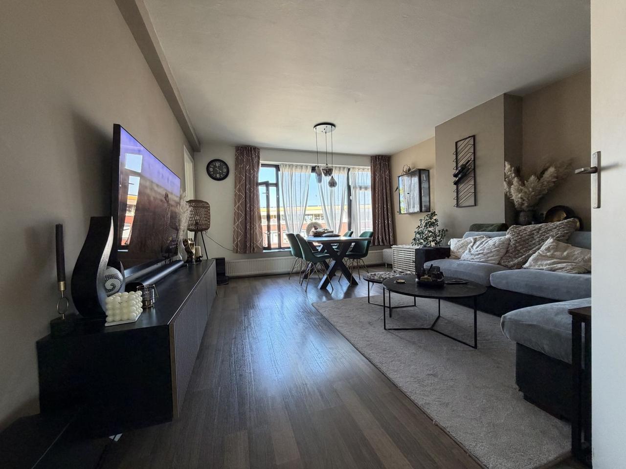 4-room apartment with sunny balcony - Image 1