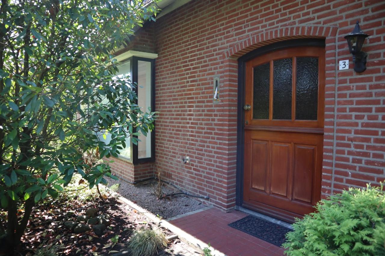 Detached House with Garden in Quiet Heeze - Image 1