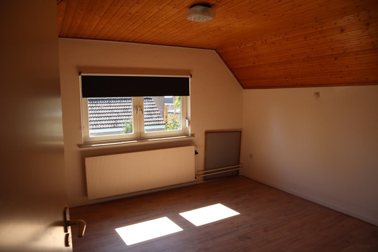 Detached House with Garden in Quiet Heeze - Image 5