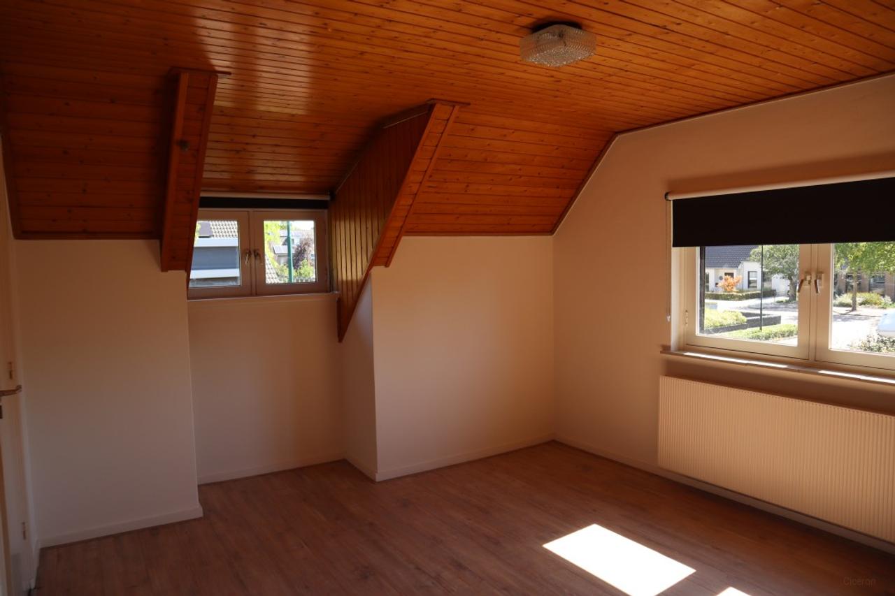 Detached House with Garden in Quiet Heeze - Image 6