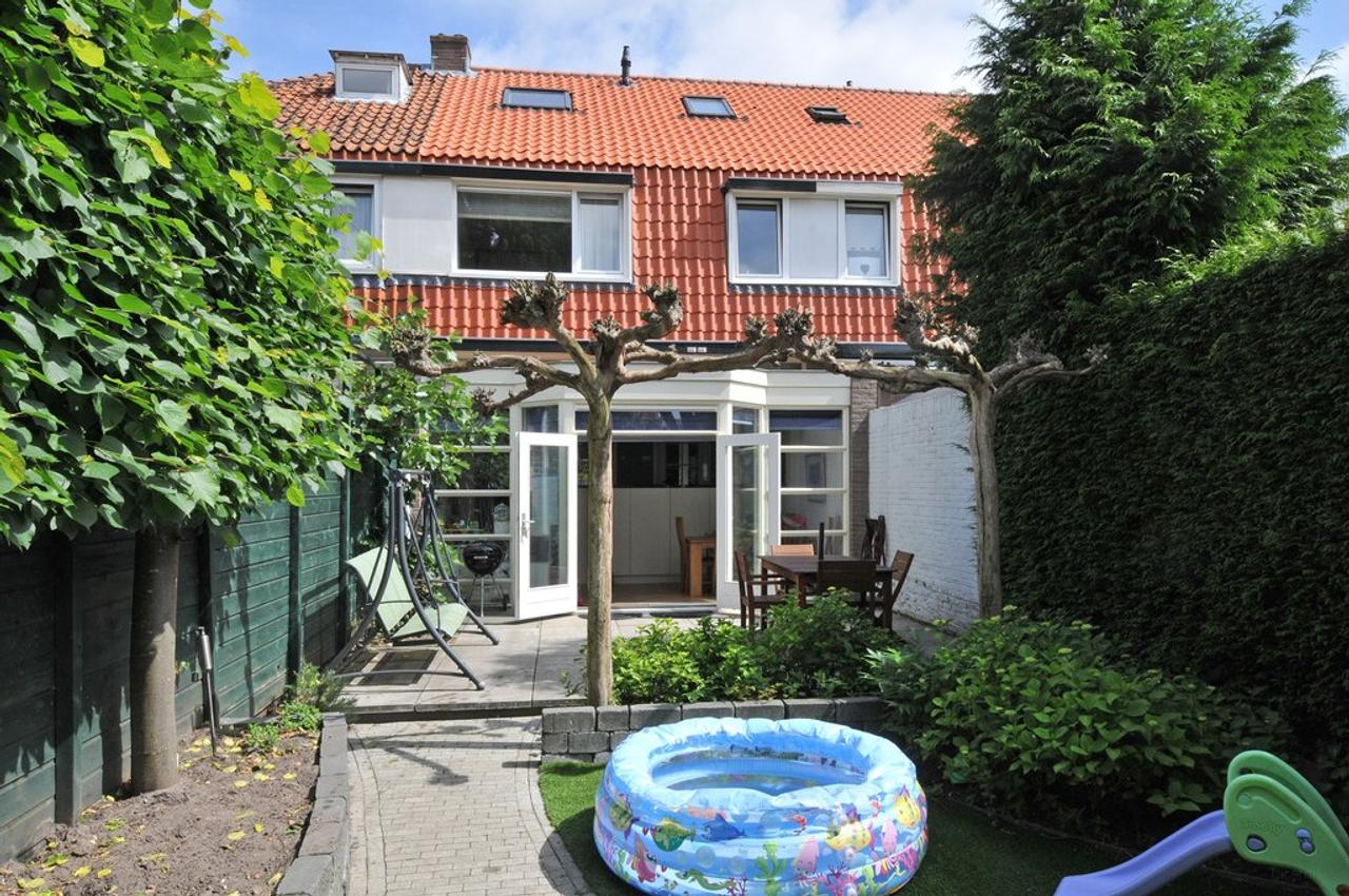 Uitgebouwde tussenwoning met woonkeuken - Afbeelding 1