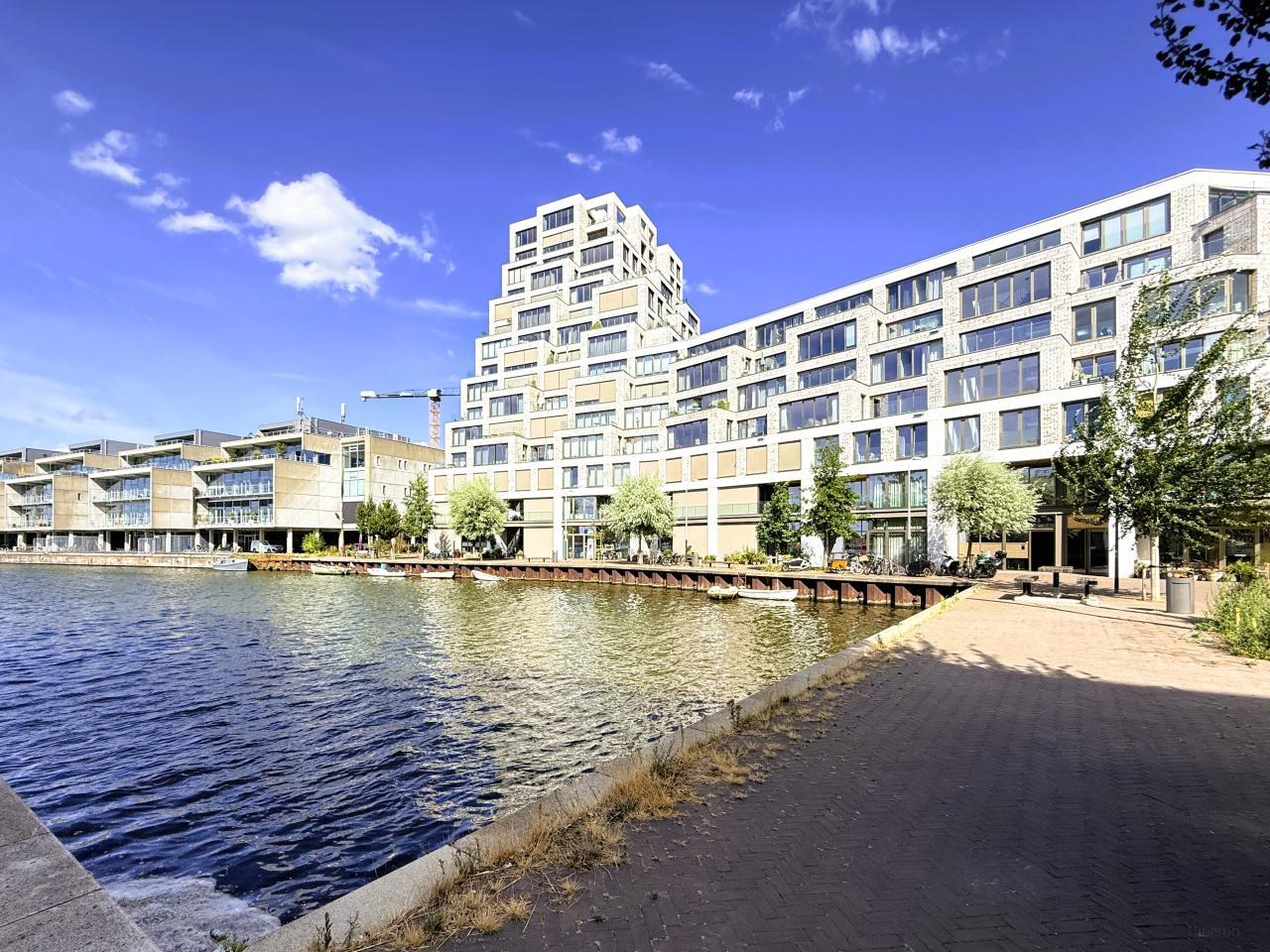 Waterfront Views on the 7th Floor - Image 1