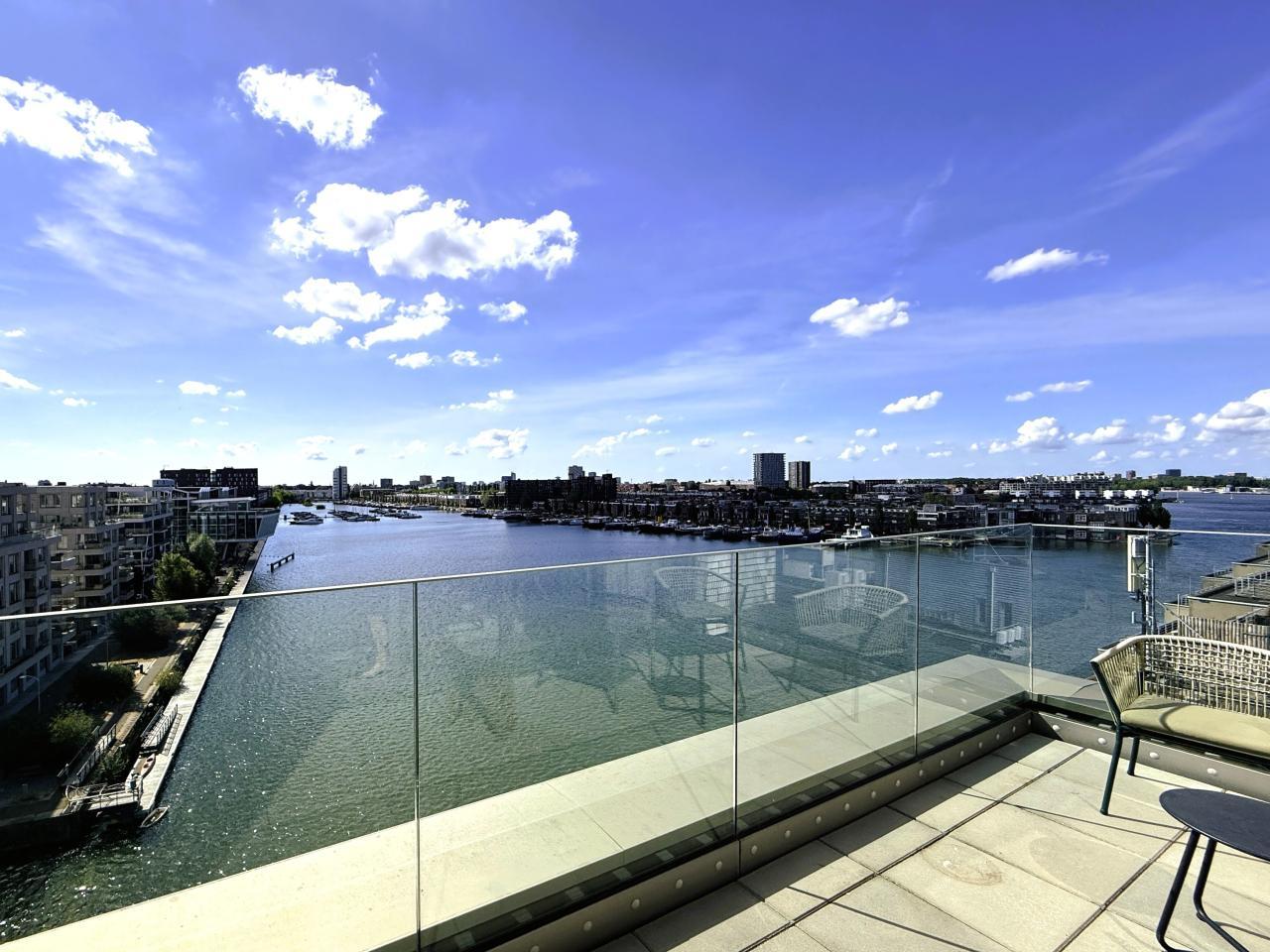 Waterfront Views on the 7th Floor - Image 3