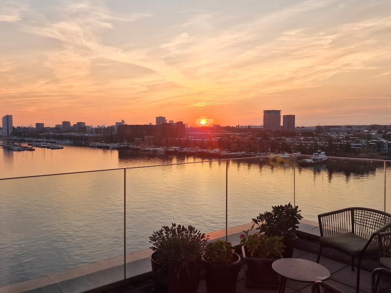 Waterfront Views on the 7th Floor - Image 4