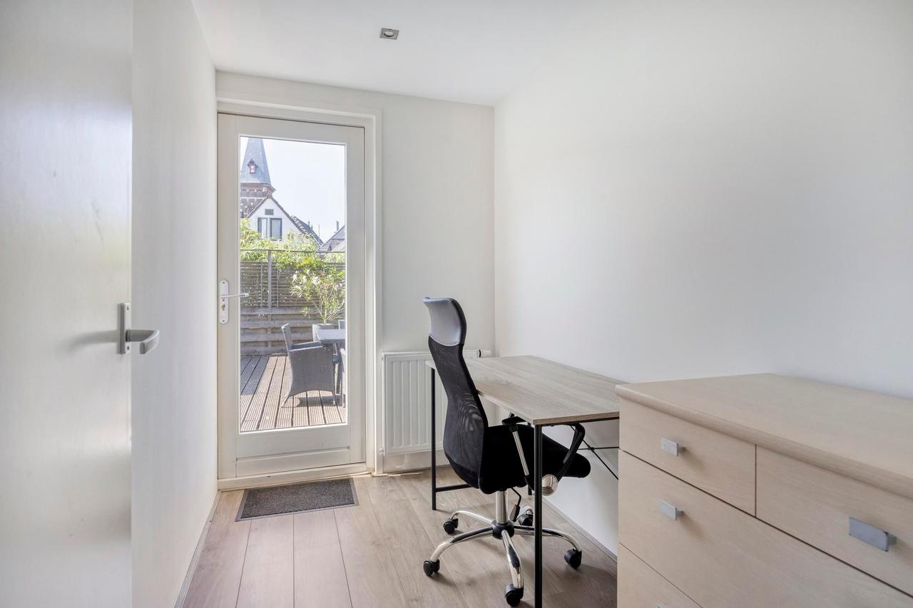 2-Bedroom Apartment with Large Roof Terrace - Image 16