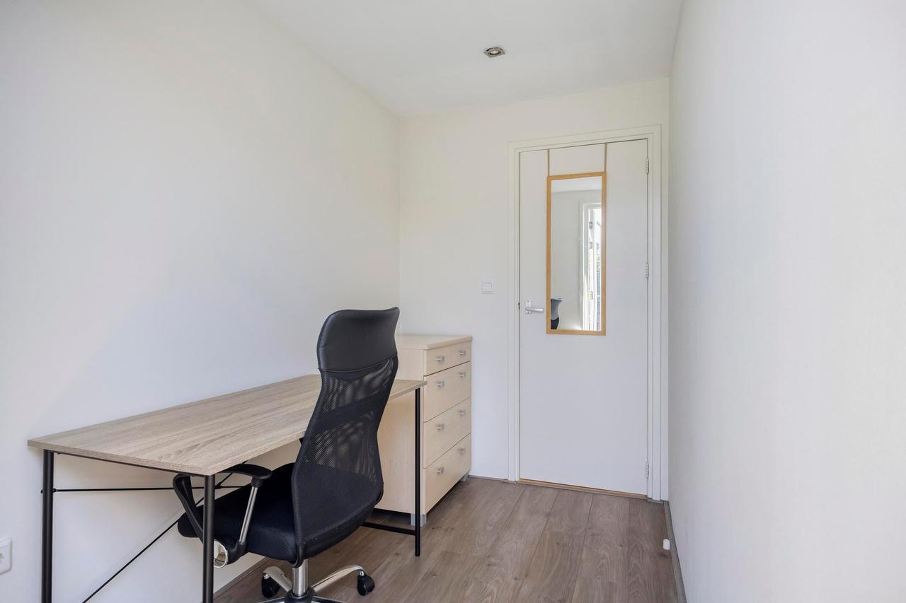 2-Bedroom Apartment with Large Roof Terrace - Image 17