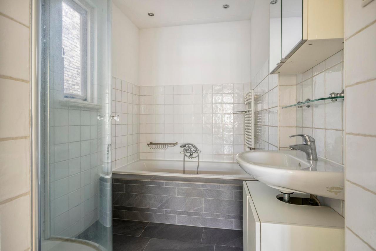 2-Bedroom Apartment with Large Roof Terrace - Image 18