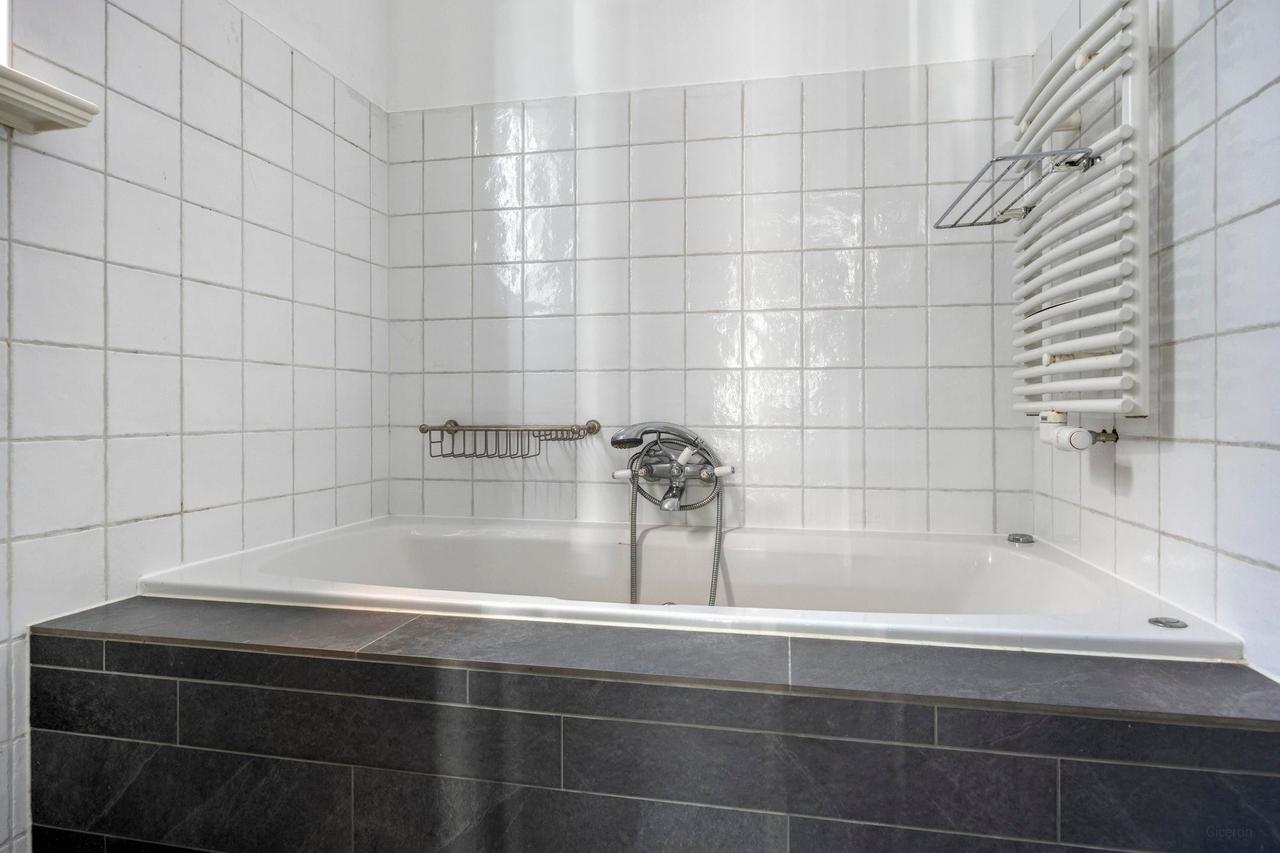 2-Bedroom Apartment with Large Roof Terrace - Image 21