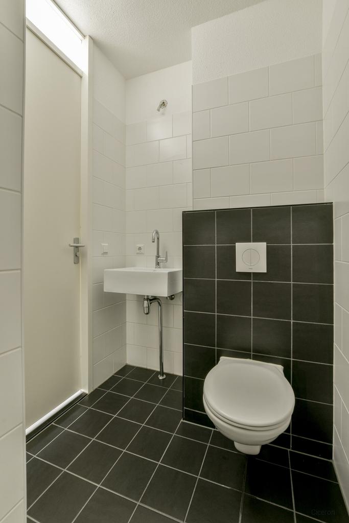 Smartly Designed Studio with Lift in Laakhaven-West - Image 3