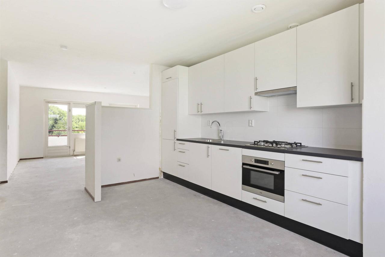 90 m² 4-room apartment with elevator - Image 1
