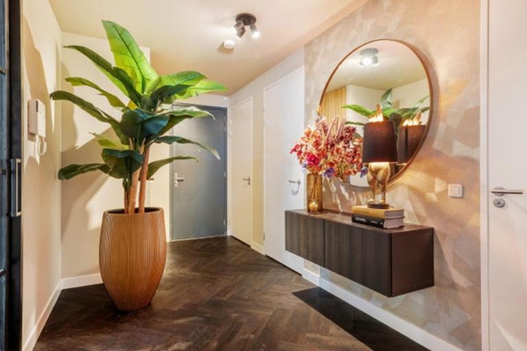 Furnished 2-bedroom apartment with balcony - Image 2