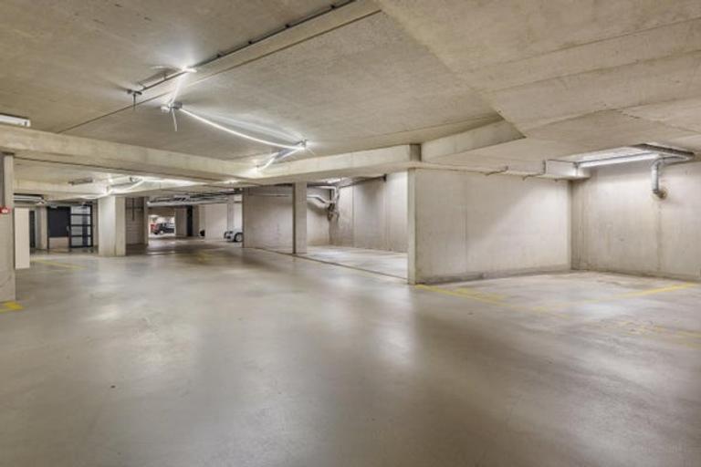 Furnished 2-bedroom apartment with balcony - Image 21
