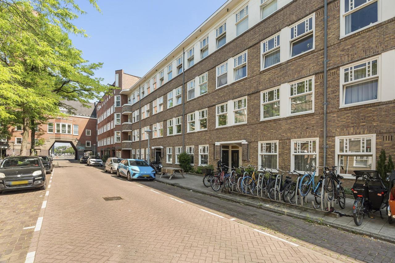 Bright 2-bedroom apartment with balcony - Image 3