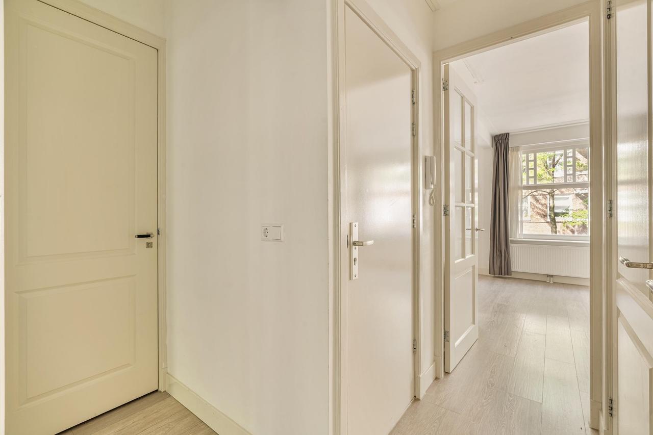Bright 2-bedroom apartment with balcony - Image 5