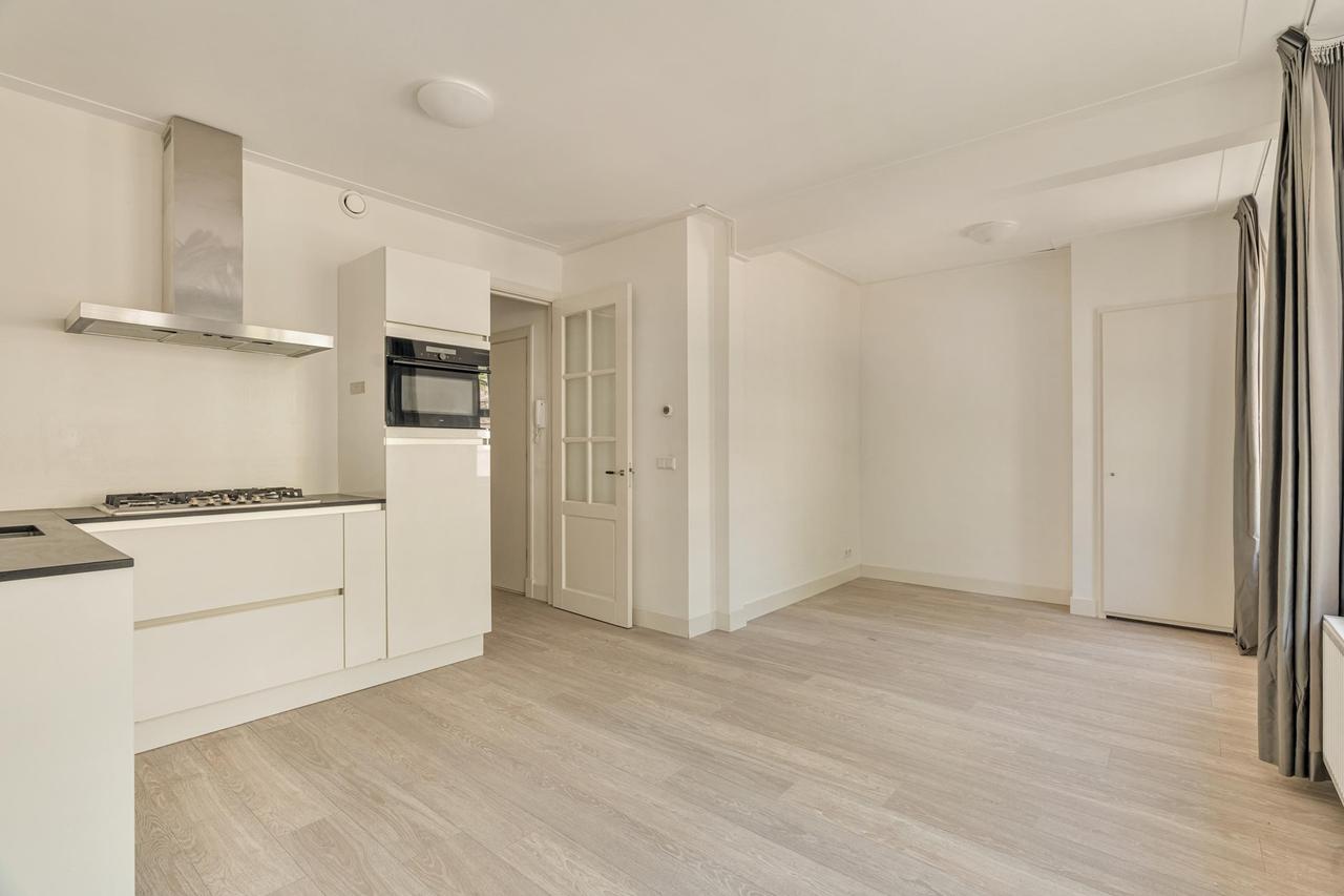 Bright 2-bedroom apartment with balcony - Image 8