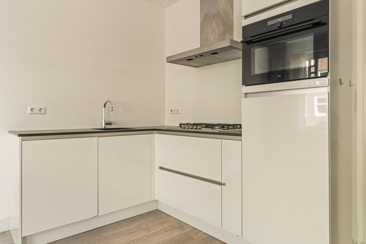 Bright 2-bedroom apartment with balcony - Image 9