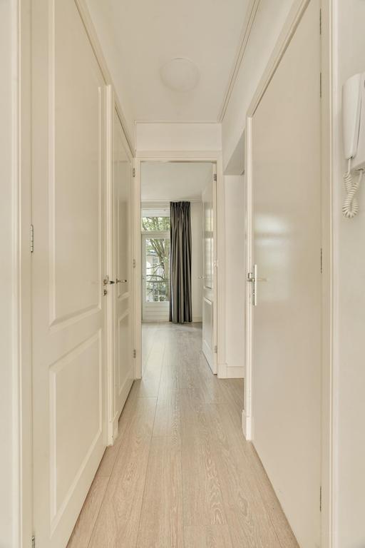 Bright 2-bedroom apartment with balcony - Image 10