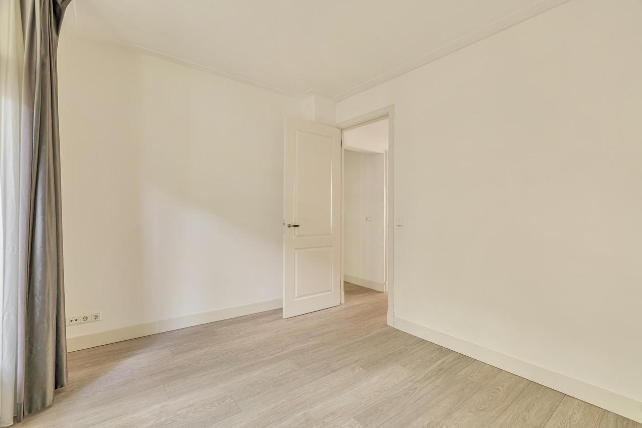 Bright 2-bedroom apartment with balcony - Image 11