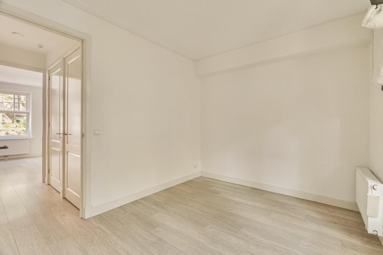 Bright 2-bedroom apartment with balcony - Image 12