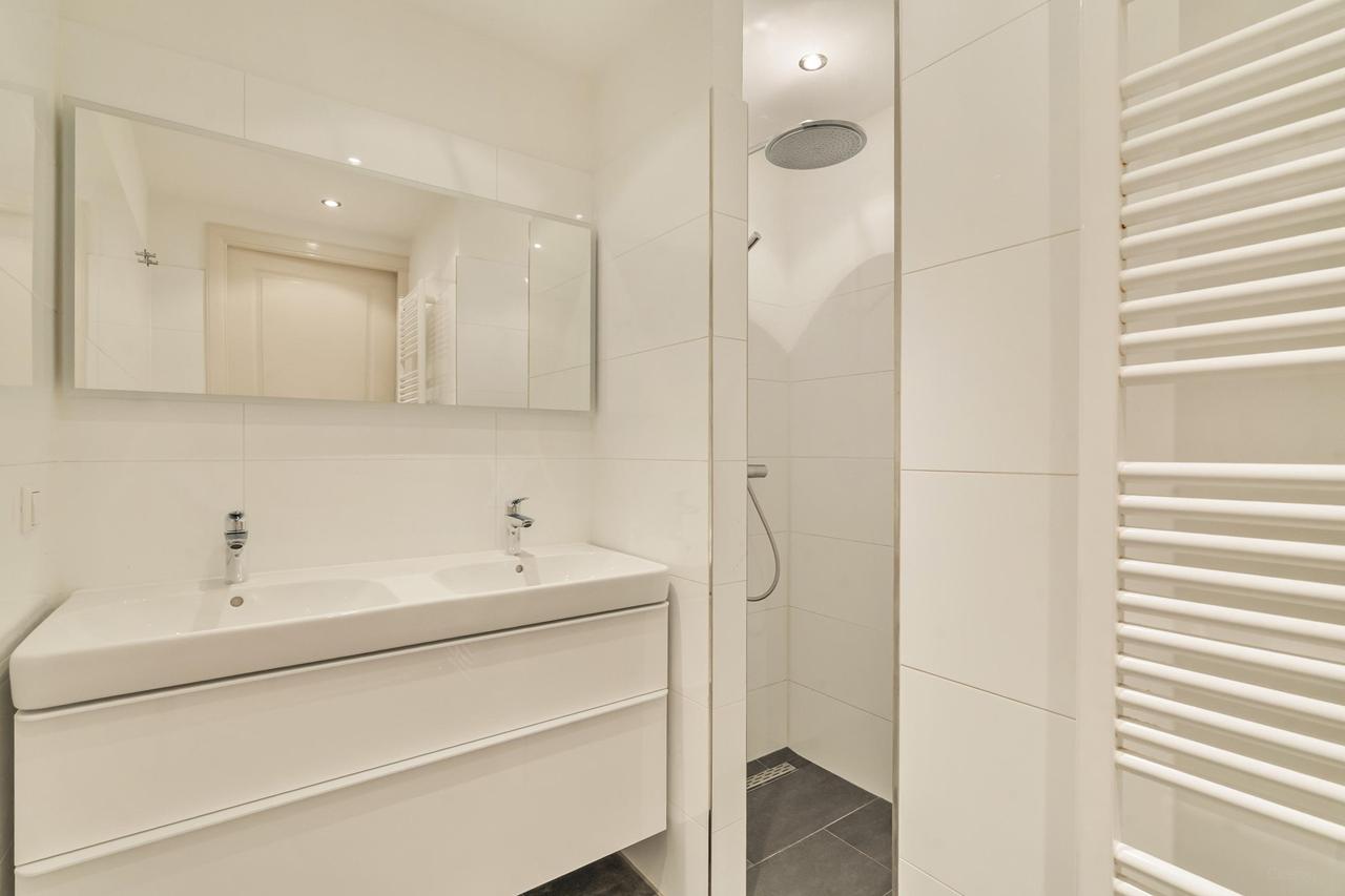 Bright 2-bedroom apartment with balcony - Image 15