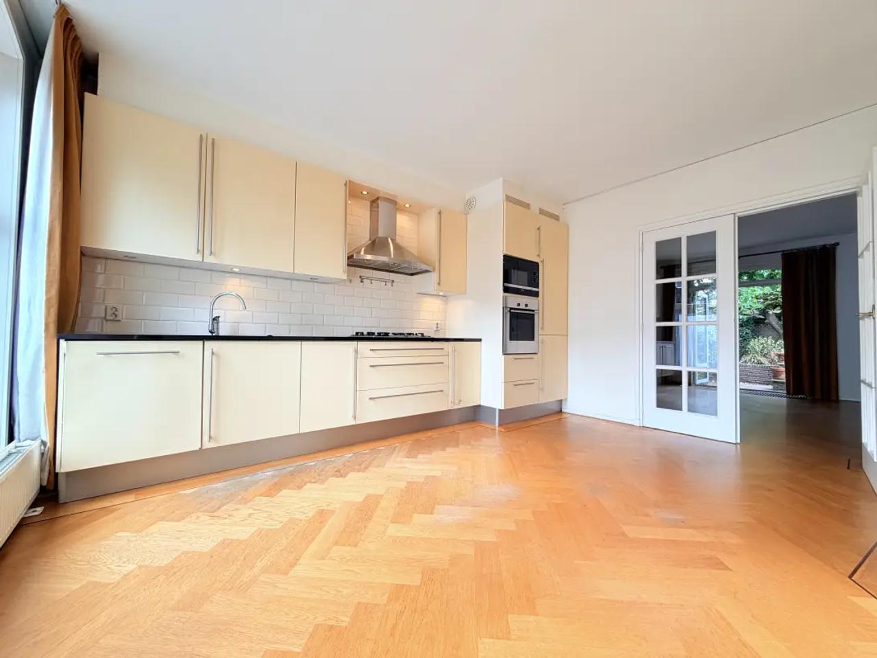 165 m² Townhouse with Garden and Balcony - Image 4
