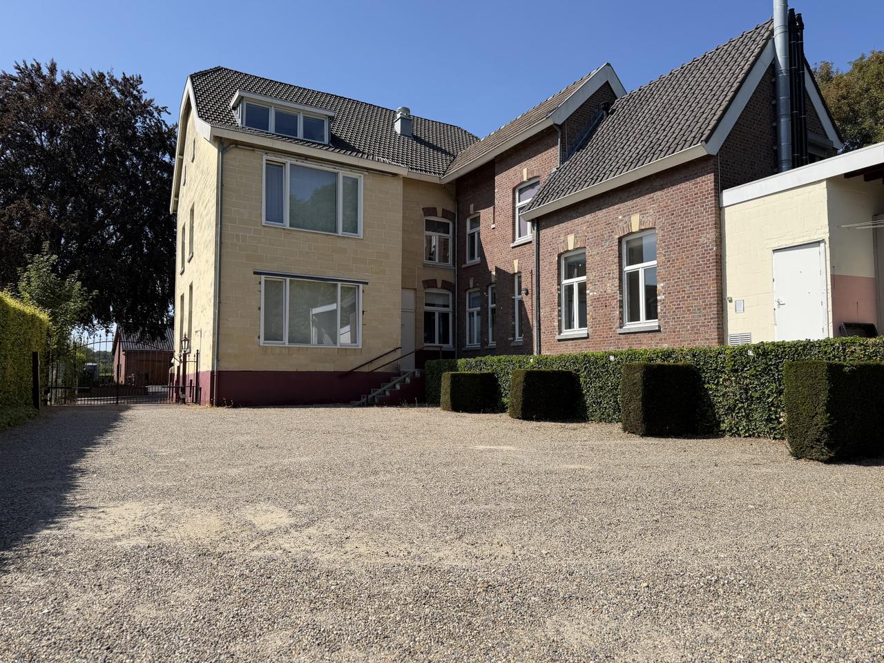 1-bedroom apartment with parking in Valkenburg - Image 8
