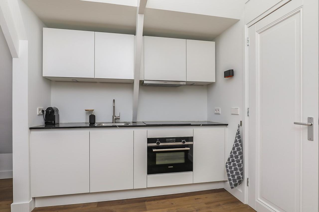 Studio with AC in Van Lennepbuurt - Image 11