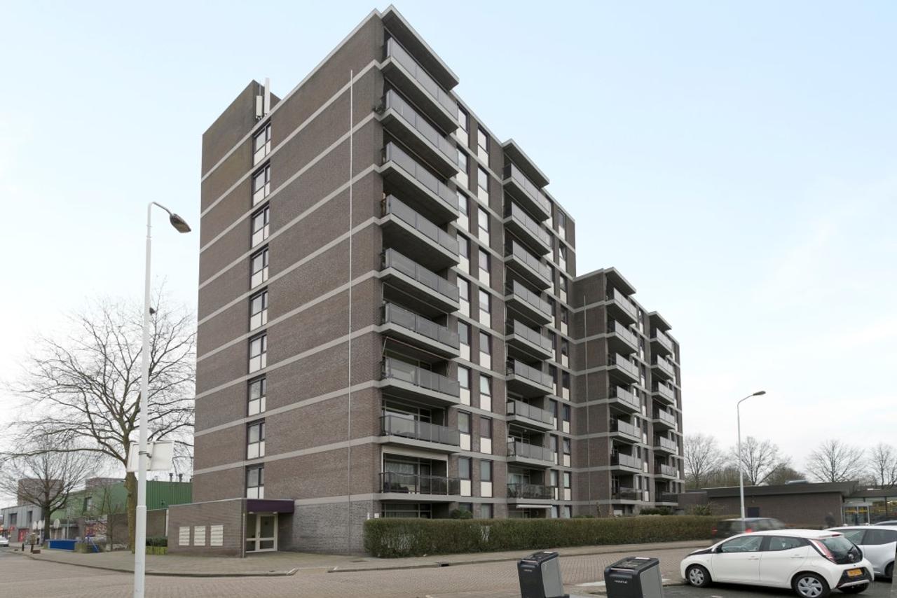 82 m² apartment above Kastelenplein shopping center - Image 1