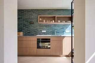 Gemeubileerd hoekappartement met balkon