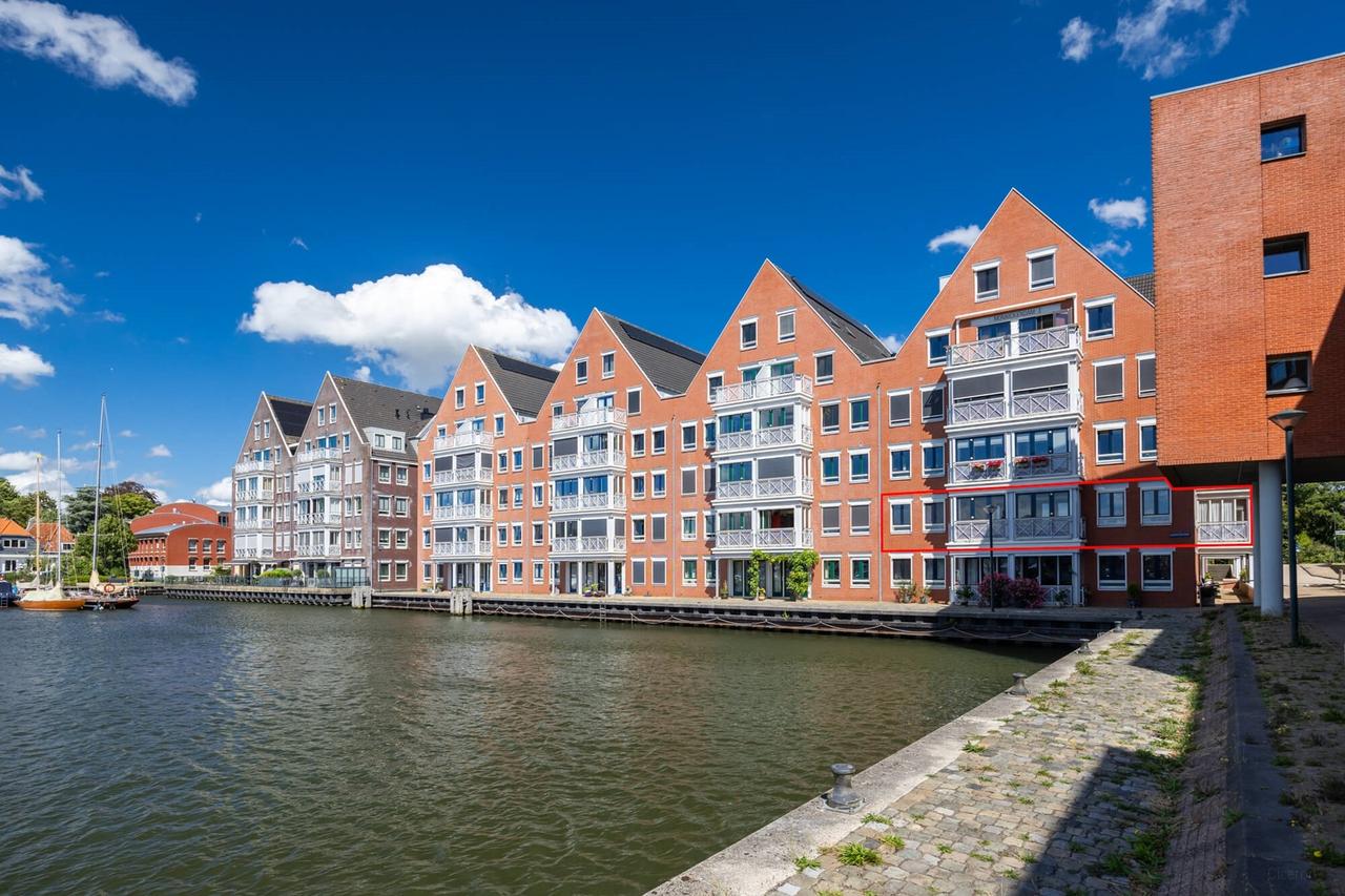 Furnished 4-room waterfront apartment - Image 1