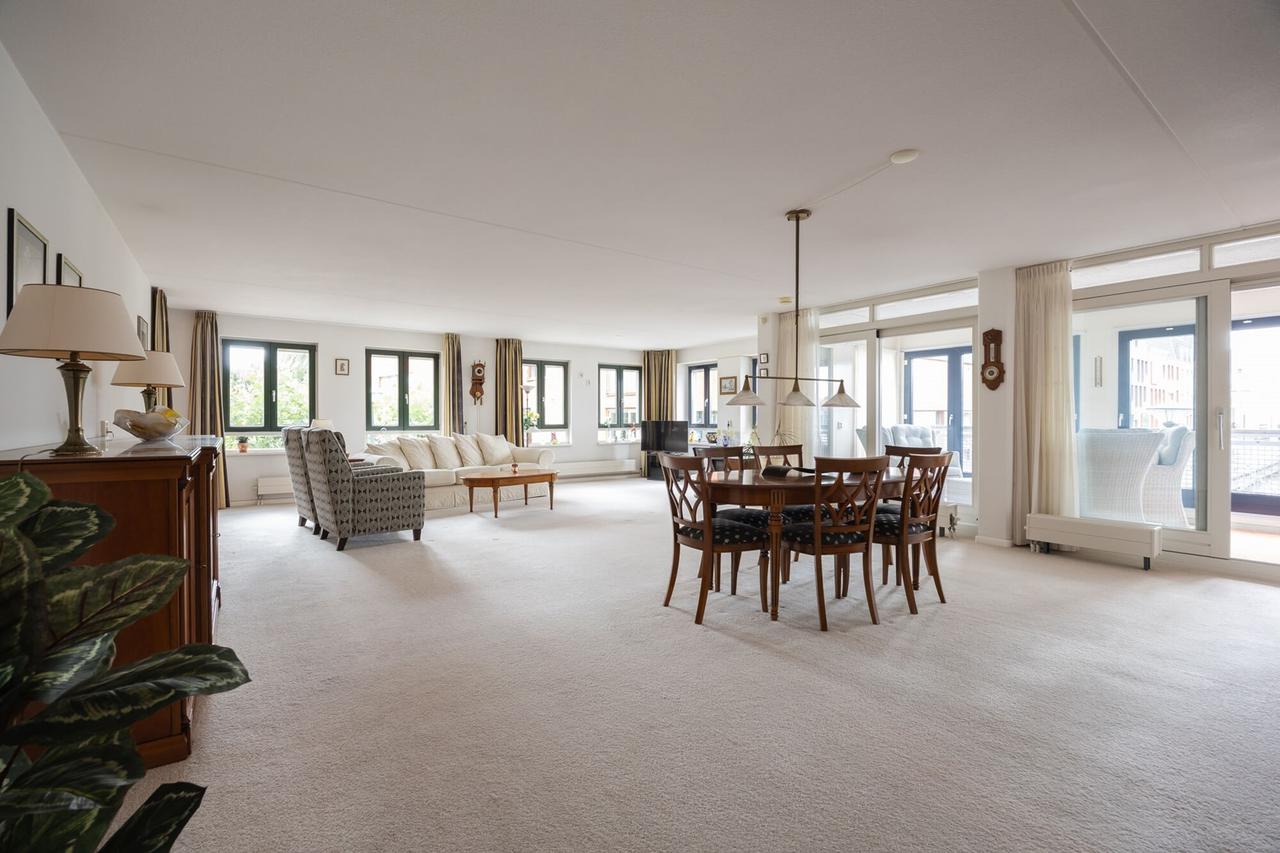 Furnished 4-room waterfront apartment - Image 3