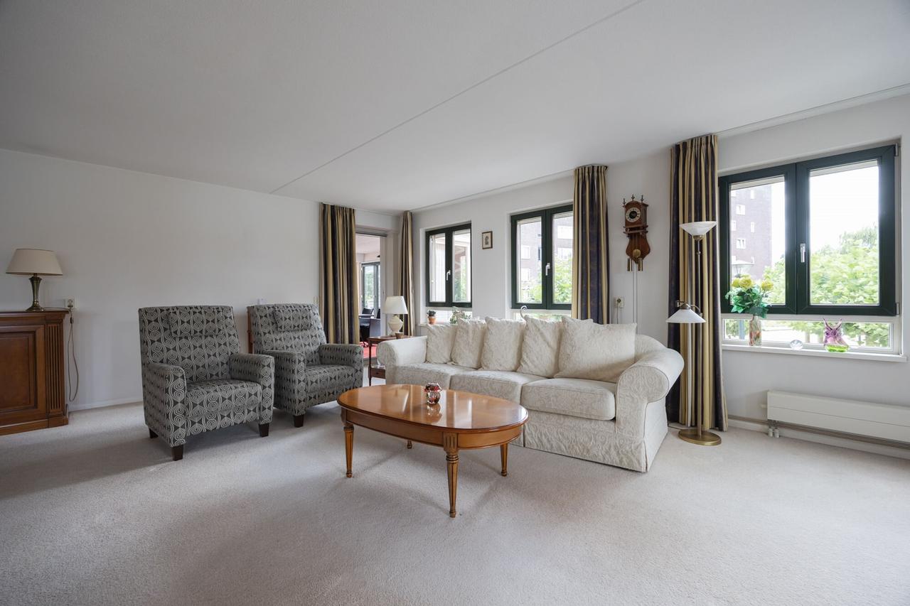Furnished 4-room waterfront apartment - Image 5