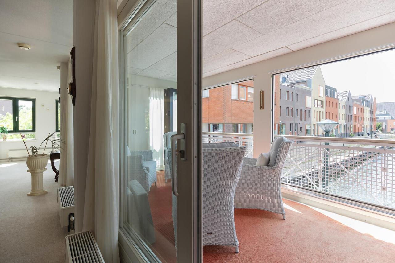 Furnished 4-room waterfront apartment - Image 11