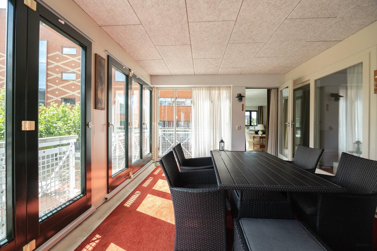Furnished 4-room waterfront apartment - Image 18
