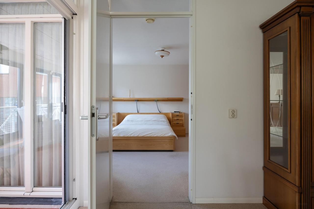 Furnished 4-room waterfront apartment - Image 19